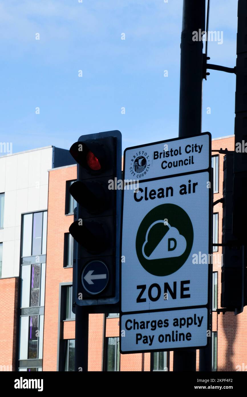 Bristol, UK. 28th Nov, 2022. The Bristol Council Clean Air Zone or CAZ starts today. Daily charges now apply to polluting vehicles. Many vehicles are exempt but the most polluting will have to pay up to £100 a day. Credit: JMF News/Alamy Live News Stock Photo