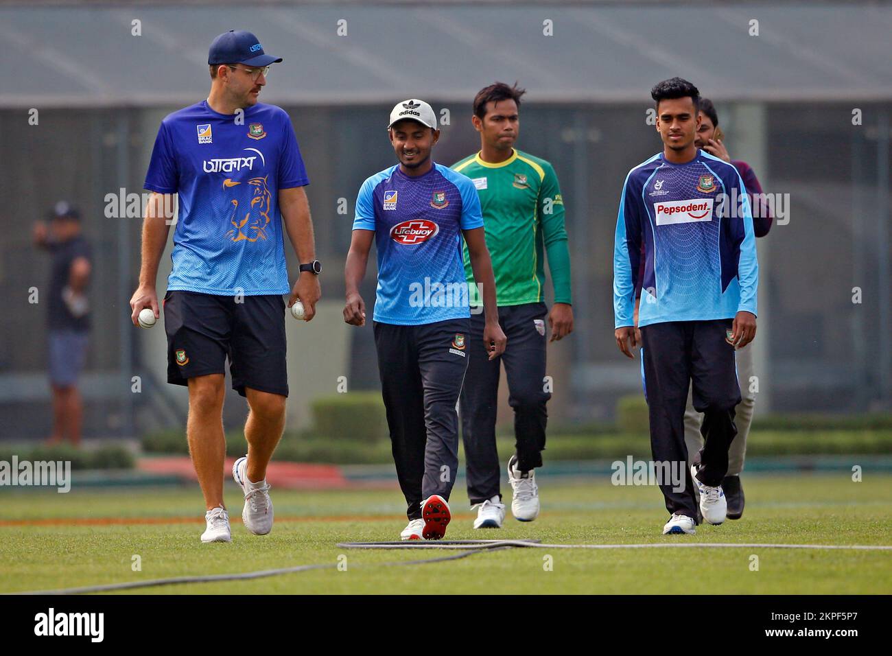 Daniel Vettori Bangladesh spine bowling coach along spinners at Sher-e-Bangla National Cricket Stadium, Mirpur, Dhaka, Bangladesh. Stock Photo