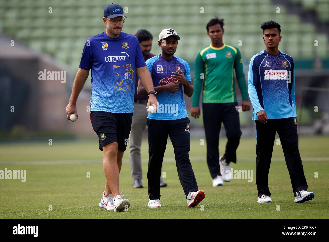 Daniel Vettori Bangladesh spine bowling coach along spinners at Shere