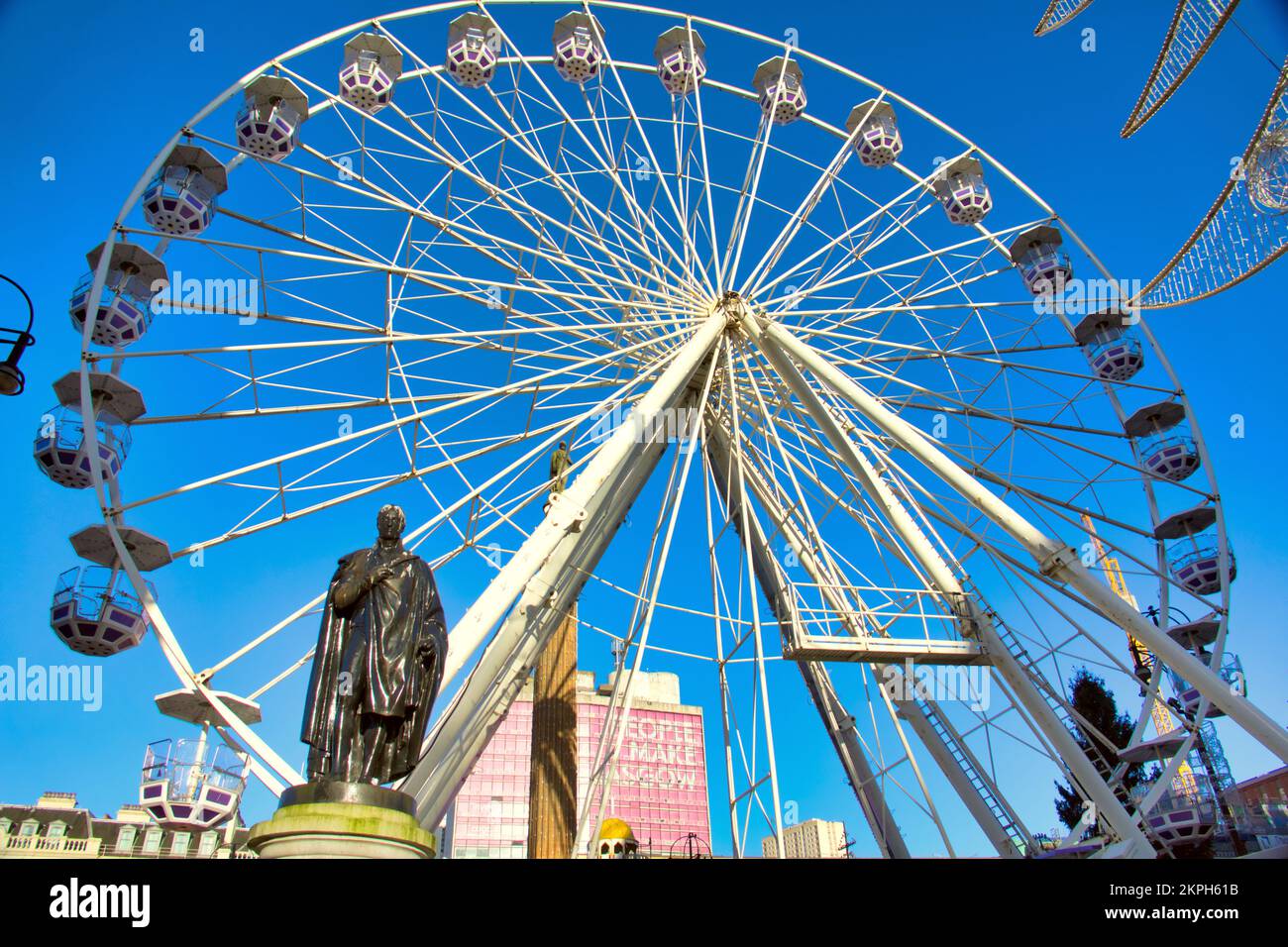 Glasgow, Scotland, UK 28th November, 2022. George square gears up for Christmas with the completion of the big wheel an observation point with towering views of the city centre, the Christmas market and funfair is also complete for its Thursday opening. Credit Gerard Ferry/Alamy Live News Stock Photo