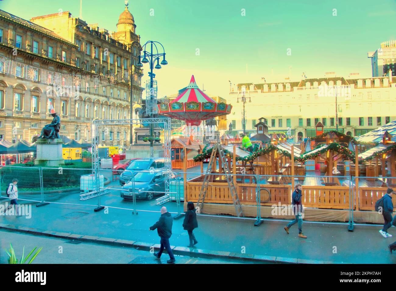Glasgow, Scotland, UK 28th November, 2022. George square gears up for Christmas with the completion of the big wheel an observation point with towering views of the city centre, the Christmas market and funfair is also complete for its Thursday opening. Credit Gerard Ferry/Alamy Live News Stock Photo