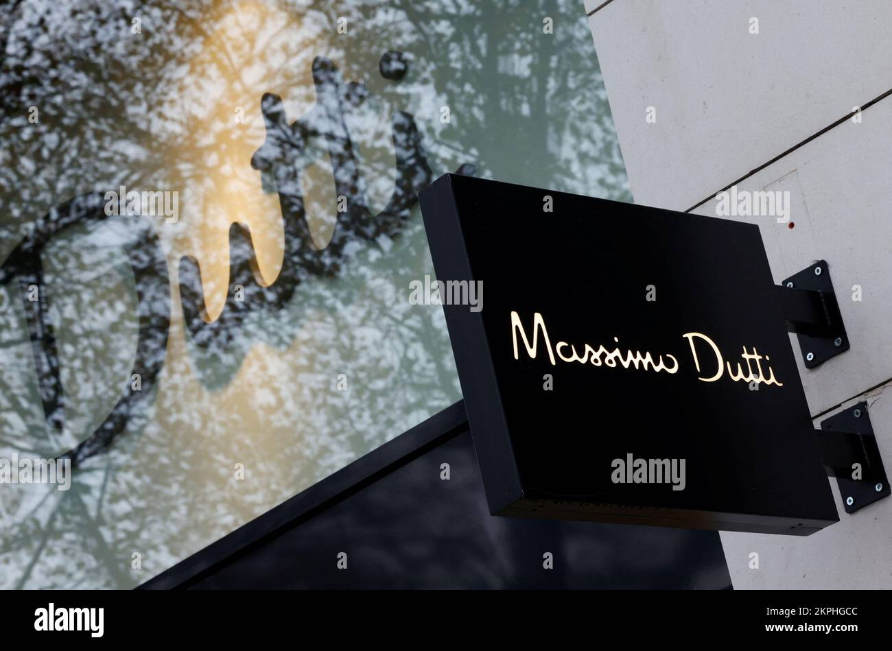 Massimo Dutti logo seen in Gothenburg Stock Photo - Alamy