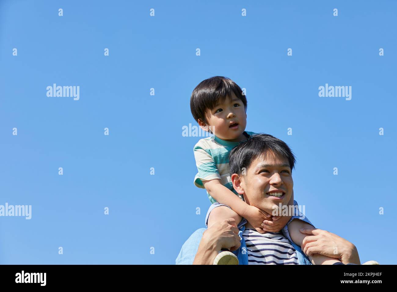 Japanese father carrying his child on his shoulders Stock Photo - Alamy