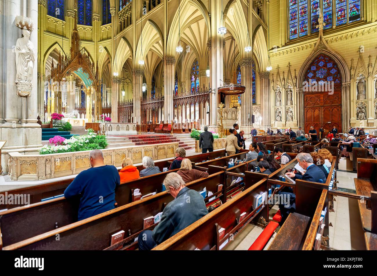New York. Manhattan. United States. St. Patrick's cathedral. Faithful praying Stock Photo