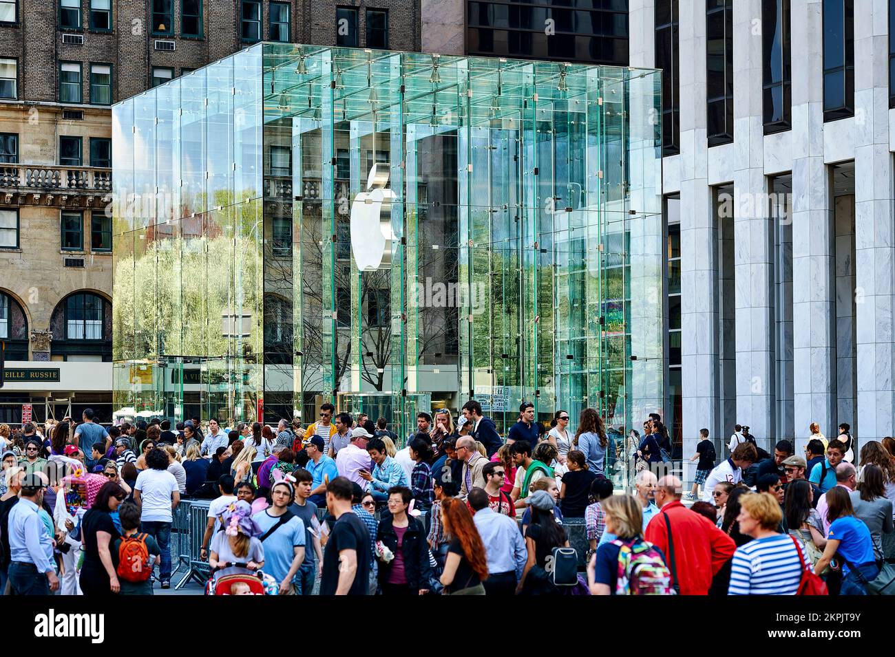 New York. Manhattan. United States. The entrance of the Apple Store in 5th Avenue Stock Photo