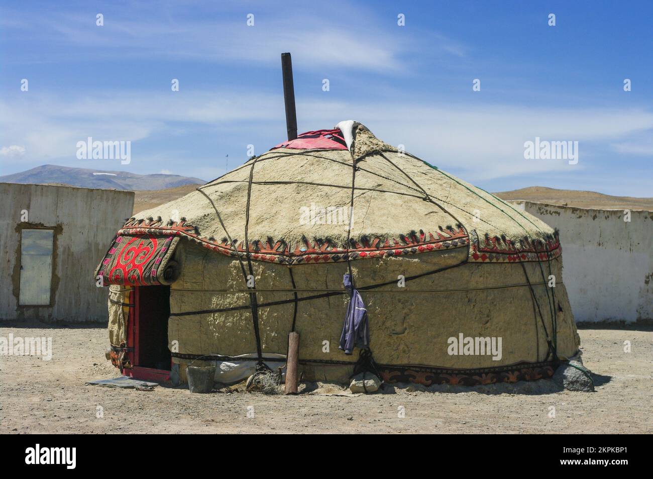 Landscape view of traditional kyrgyz felt yurt in high-altitude Alichur village on the Pamir Highway in Gorno-Badakshan, Tajikistan Stock Photo