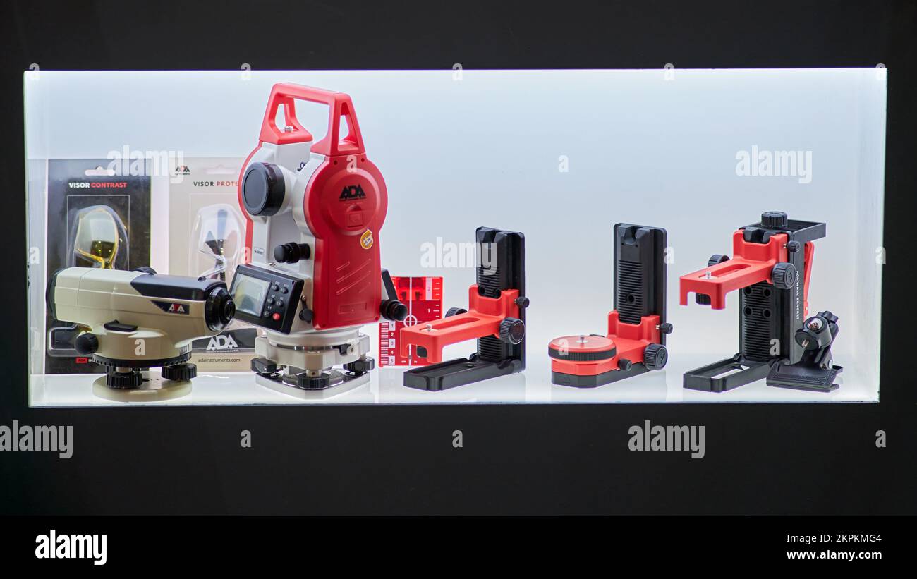 Measuring geodetic instrument for engineering works and topographic