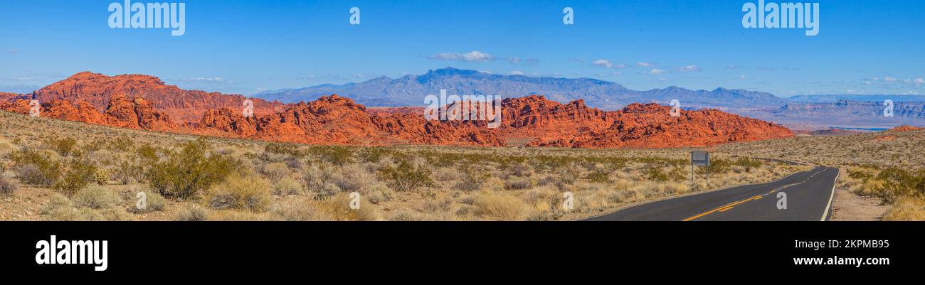 Aufnahme im Valley of Fire State Park in Nevada USA bei wolkenlosem blauen Himmel und mit leuchtend roten Felsformationen fotografiert nachmittags im Stock Photo