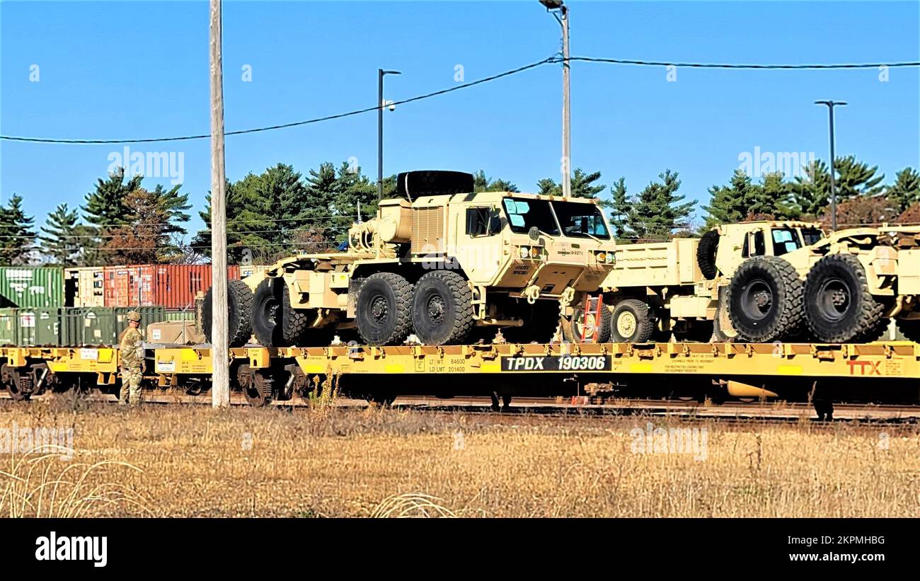 Soldiers with the Army Reserve’s 411th Engineer Company load railcars ...