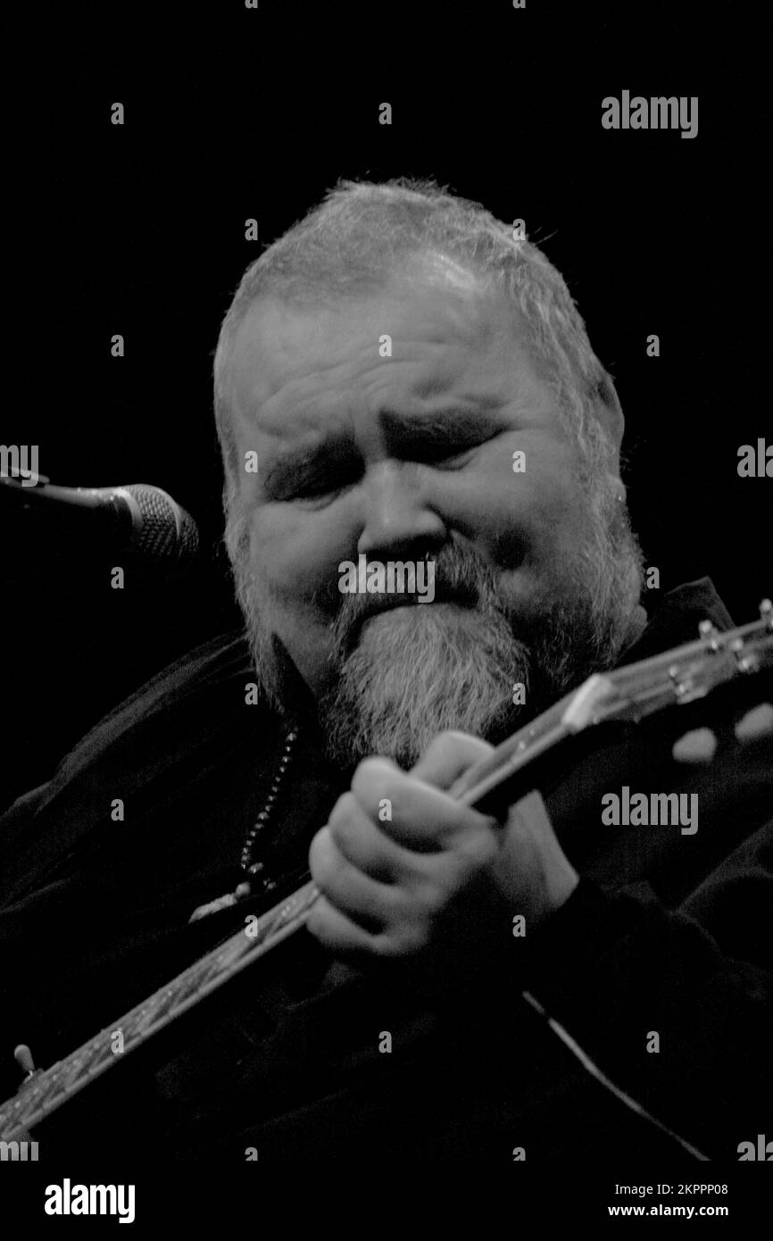 JOHN MARTYN, SOLID AIR TOUR, FAREWELL TOUR, 2007: Legendary folk singer and guitarist JOHN MARTYN (1948-2009) playing his SOLID AIR LIVE tour at St Davids Hall in Cardiff, January 22 2007. This was John Martyn's last major tour before his death less than 2 years later. Photograph: ROB WATKINS.   INFO: John Martyn, born Iain David McGeachy on September 11, 1948, in New Malden, England, passed away on January 29, 2009. A revered singer-songwriter, his soulful voice and innovative guitar playing defined his musical legacy. Stock Photo