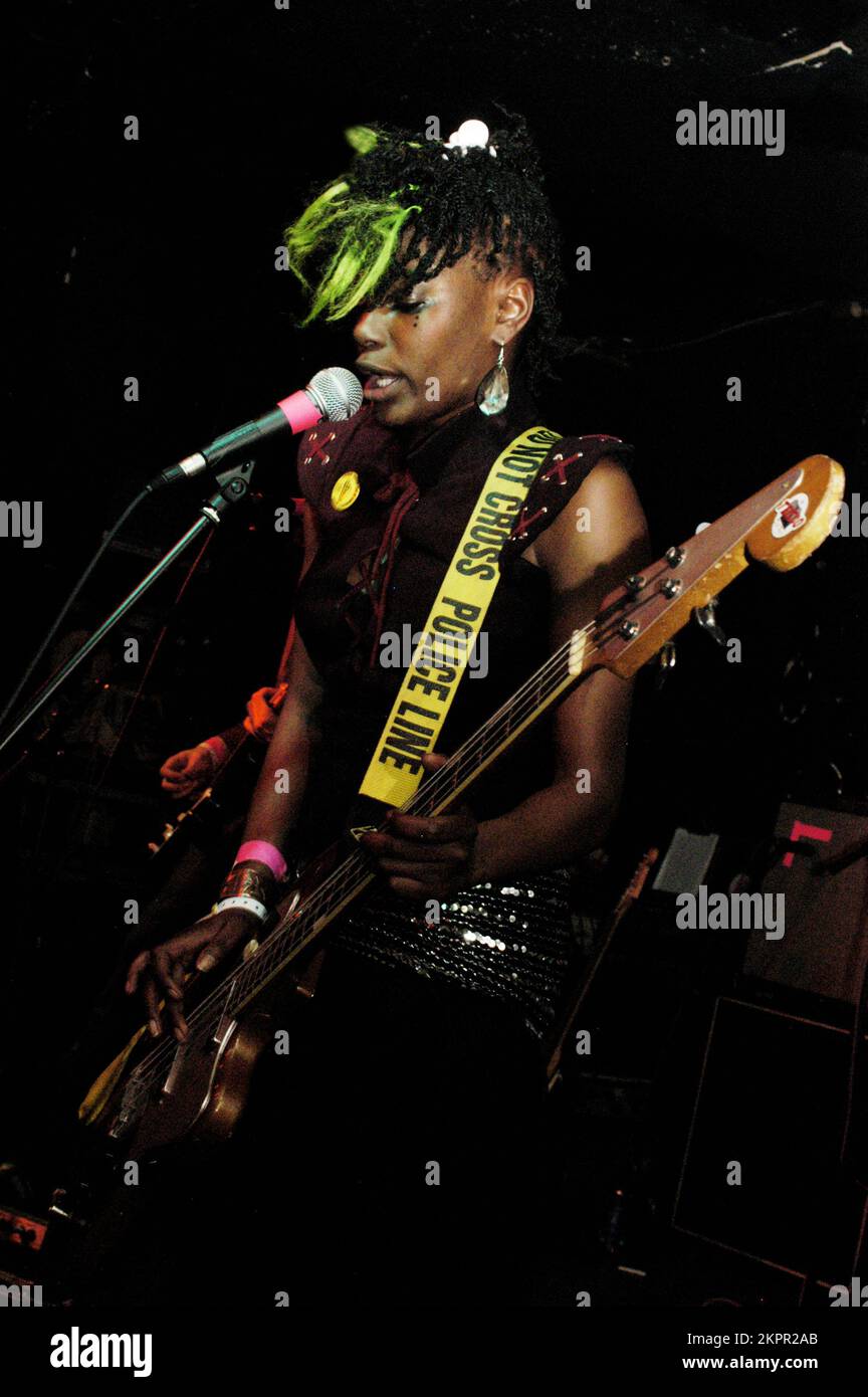 Singer Shingai Shoniwa of THE NOISETTES playing live at Clwb Ifor Bach (The Welsh Club) in Cardiff, Friday January 13 2006. Picture © ROB WATKINS Stock Photo