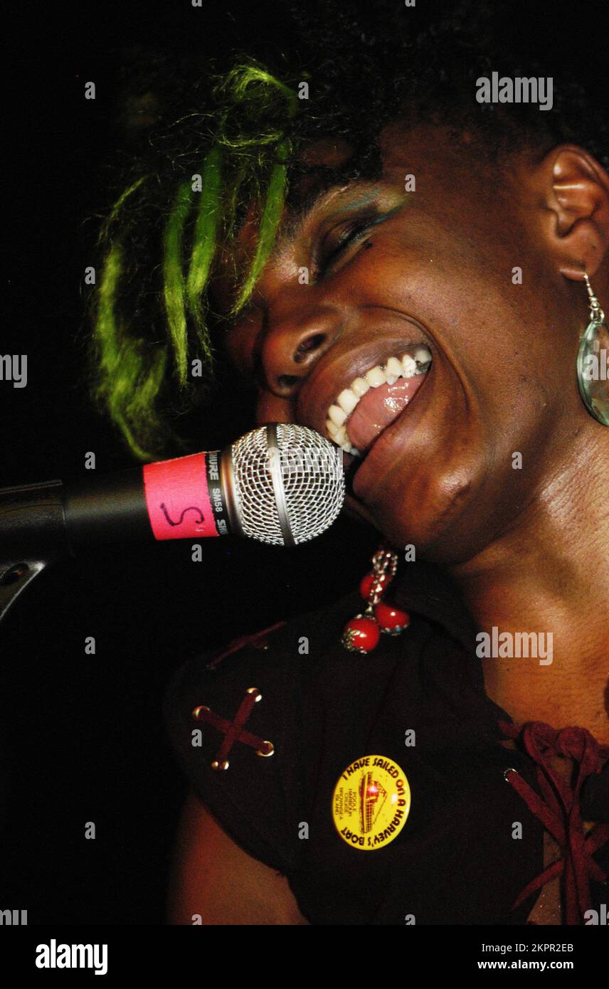 Singer Shingai Shoniwa of THE NOISETTES playing live at Clwb Ifor Bach (The Welsh Club) in Cardiff, Friday January 13 2006. Picture © ROB WATKINS Stock Photo