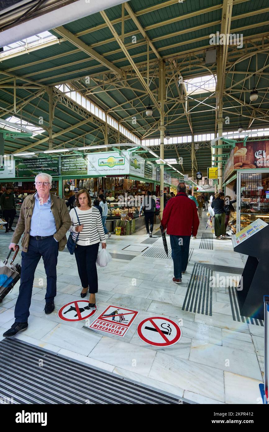 Oviedo, Spain - November 28, 2022: People entering and leaving the Oviedo municipal market in the concept of rising food prices due to inflation and Stock Photo