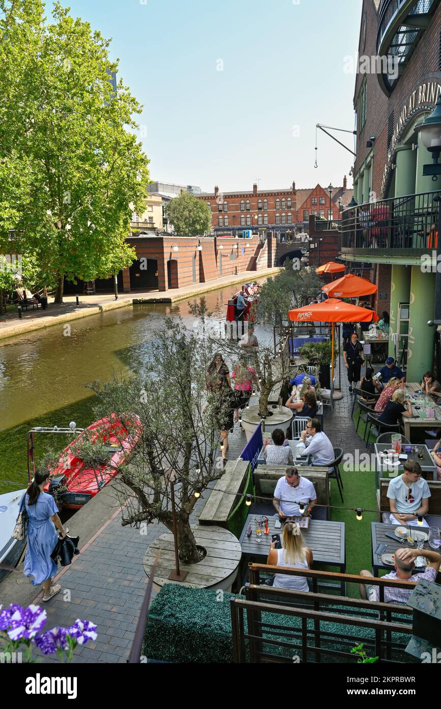 Outdoor diners near the Gas St Basin on Birmingham's innercity canal system Stock Photo