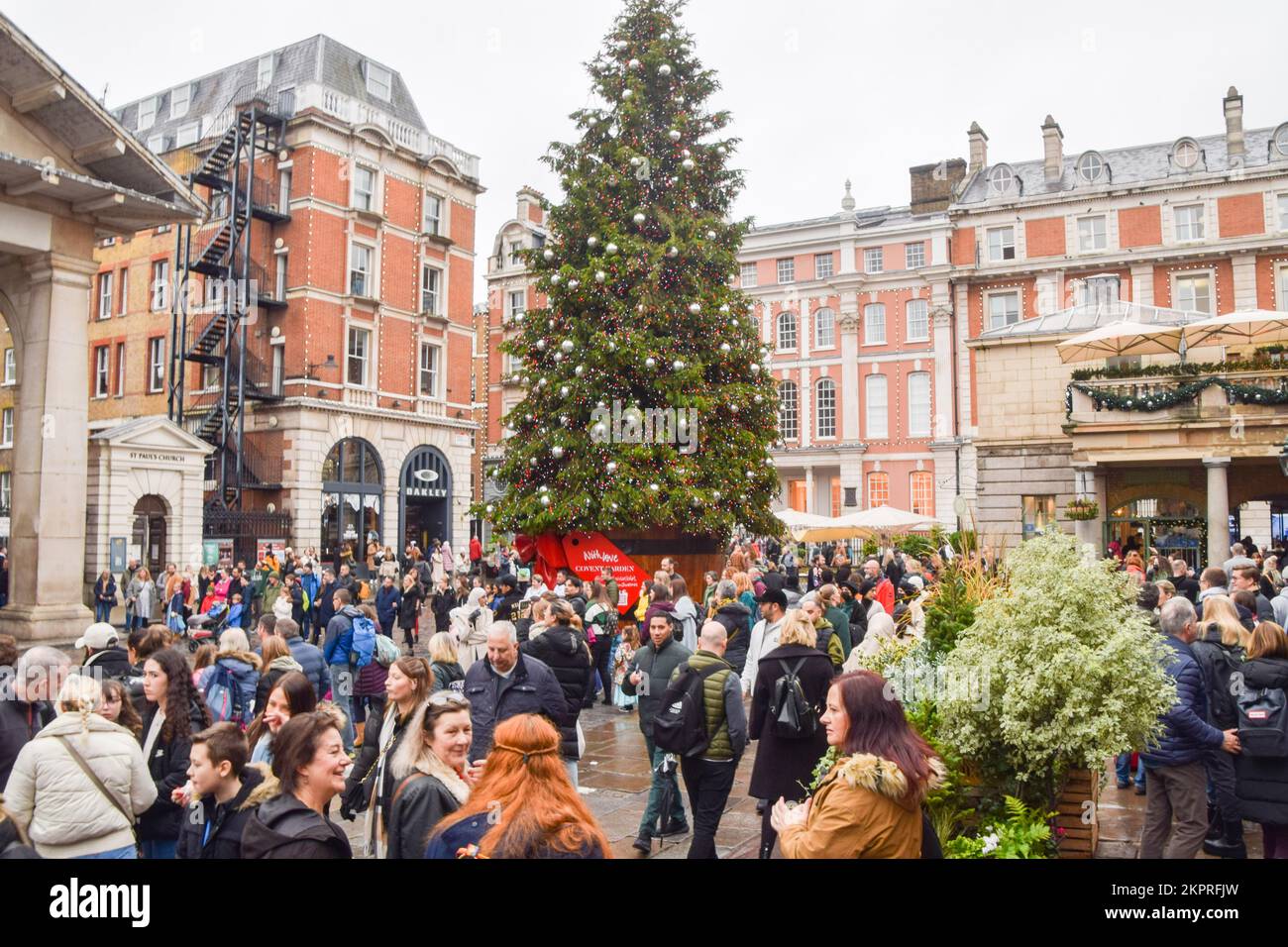 London, UK. 27th November 2022. Christmas tree in a busy Covent Garden. Stock Photo