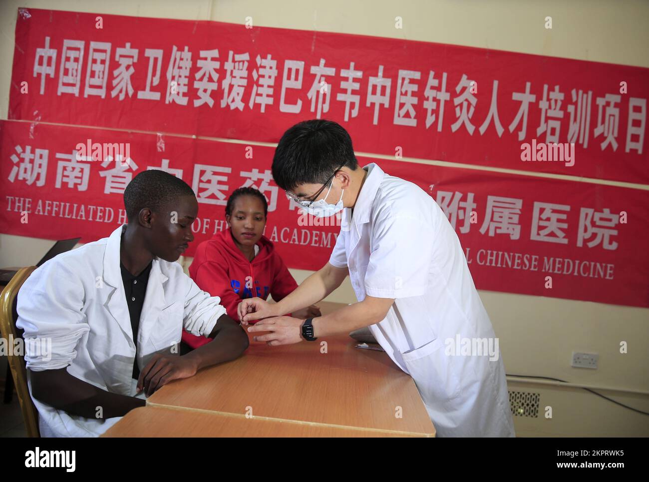 Harare, Zimbabwe. 28th Nov, 2022. Zhu Wei (R), a Traditional Chinese