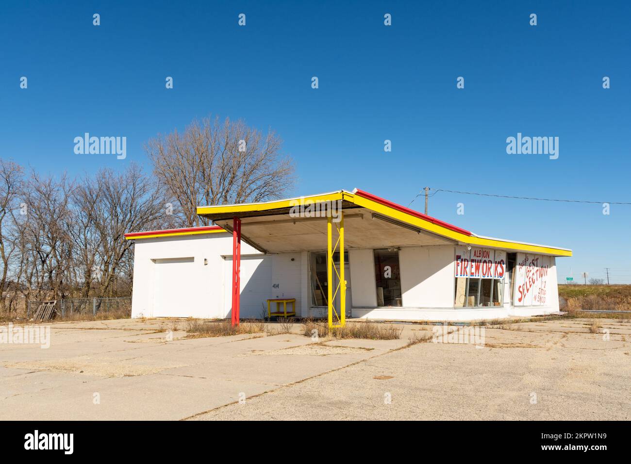 Albion, Illinois, USA - November 7th 2022 - Abandond rural firework stand and derelict old gas station building in the afternoon light. Stock Photo