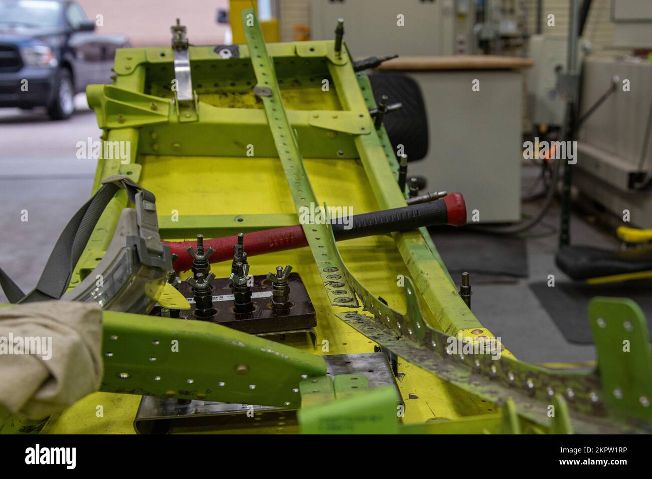 aircraft-structural-maintenance-technicians-in-the-sheet-metal-flight