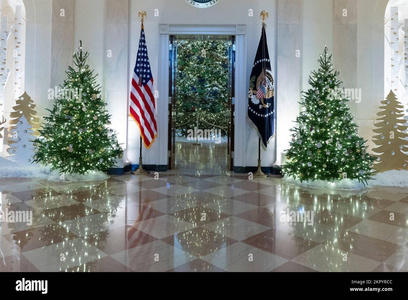 https://c8.alamy.com/comp/2KPYRCC/the-2022-white-house-christmas-tree-is-seen-in-the-blue-room-from-the-grand-foyer-as-the-2002-white-house-decorations-are-previewed-in-the-white-house-in-washington-dc-on-monday-november-28-2022-this-years-holiday-theme-is-we-the-people-credit-chris-kleponiscnp-2KPYRCC.jpg