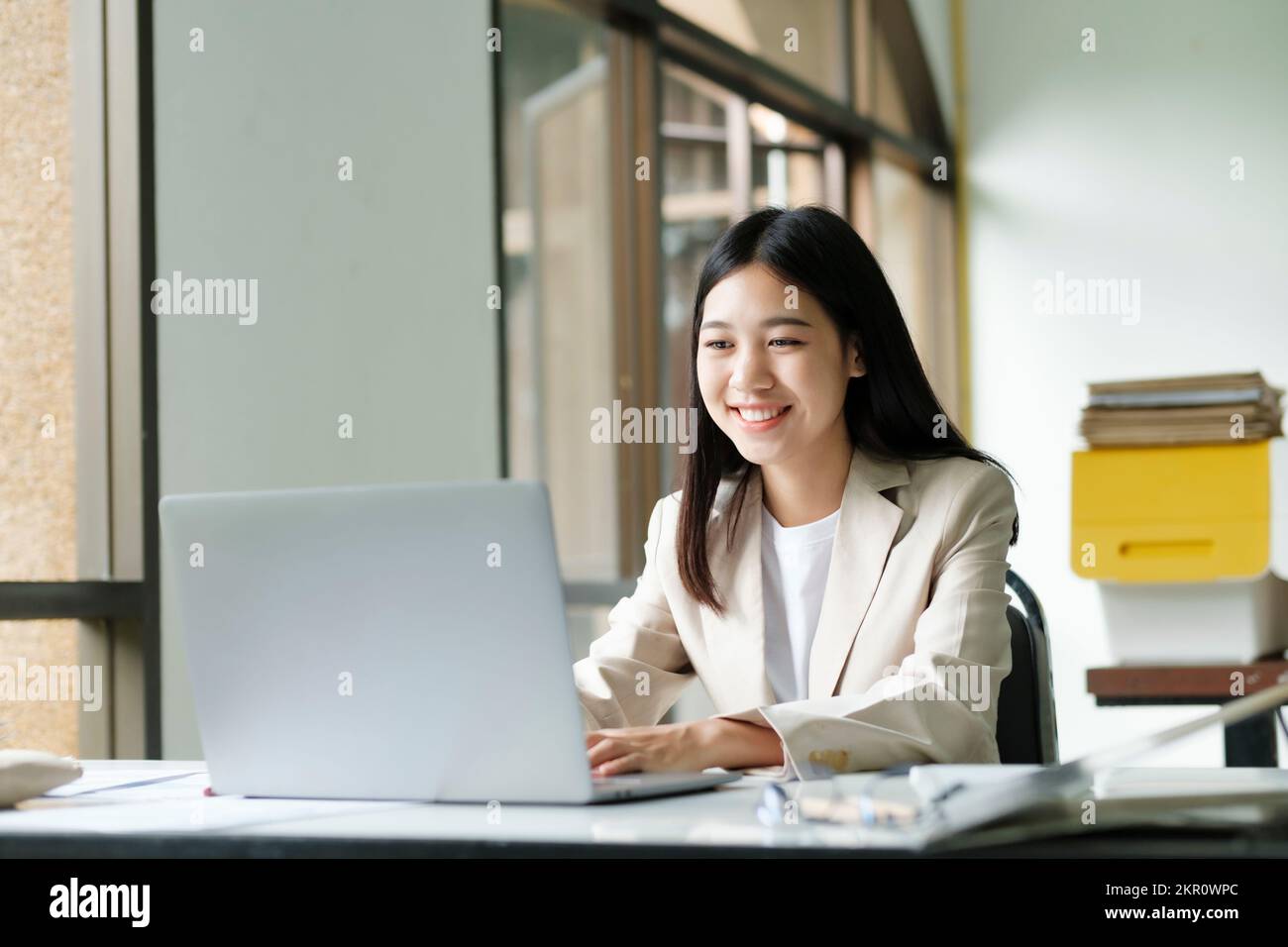 Young asian business woman hi-res stock photography and images - Alamy