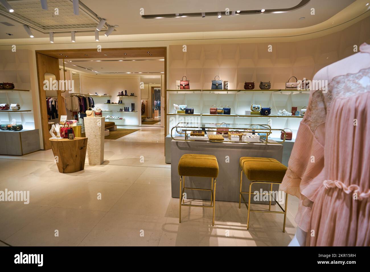 Interior of Louis Vuitton Fashion House in Singapore Editorial Photography  - Image of boutique, chain: 176041832
