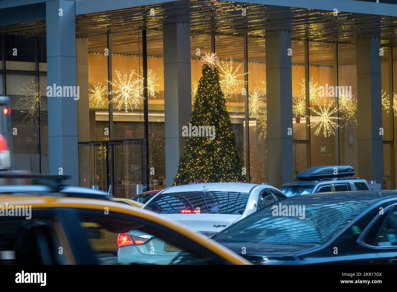 Holiday decorations in the lobby of an office building in Midtown Manhattan on Park Avenue in front of holiday traffic gridlock, 2022, New York City, USA Stock Photo