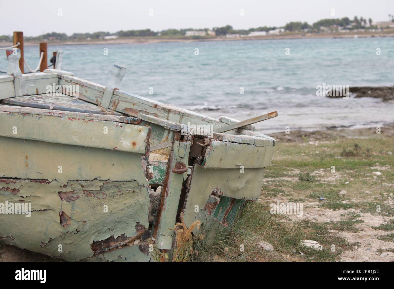 Una barca sulla spiaggia, A boat on the beach Stock Photo