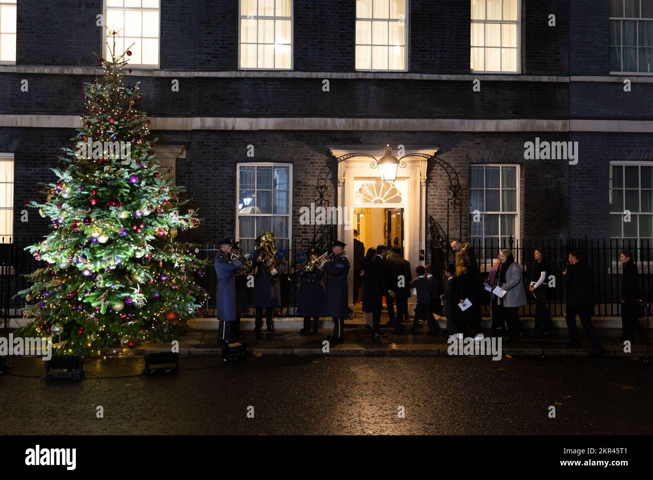 London, UK. 28th Nov, 2022. British Prime Minister Rishi Sunak and his wife Akshata Murthy, joined by Ukrainian families and Points of Light winners, switches on the lights of the Christmas tree in Downing Street, London, UK on 28th November 2022. Credit: SOPA Images Limited/Alamy Live News Stock Photo