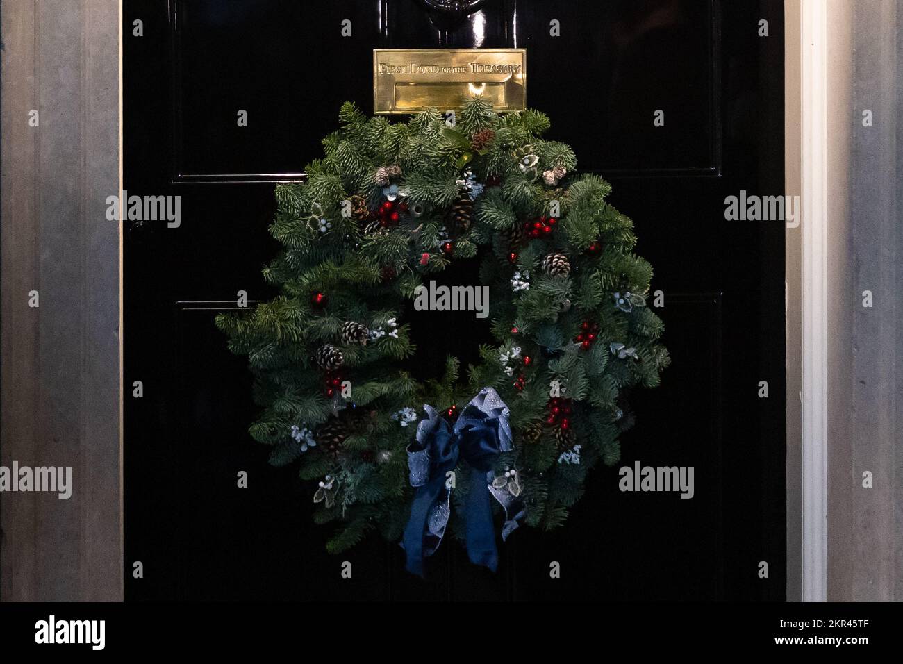 London, UK. 28th Nov, 2022. A Christmas wreath is seen on the Number 10 door prior to British Prime Minister Rishi Sunak switching on the lights of the Christmas tree in Downing Street, London. Credit: SOPA Images Limited/Alamy Live News Stock Photo