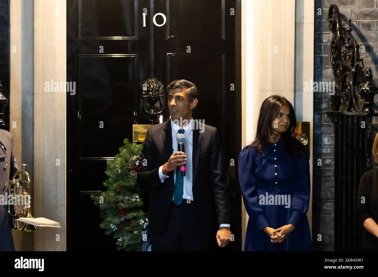 London, UK. 28th Nov, 2022. British Prime Minister Rishi Sunak and his wife Akshata Murthy, joined by Ukrainian families and Points of Light winners, switches on the lights of the Christmas tree in Downing Street, London, UK on 28th November 2022. Credit: SOPA Images Limited/Alamy Live News Stock Photo