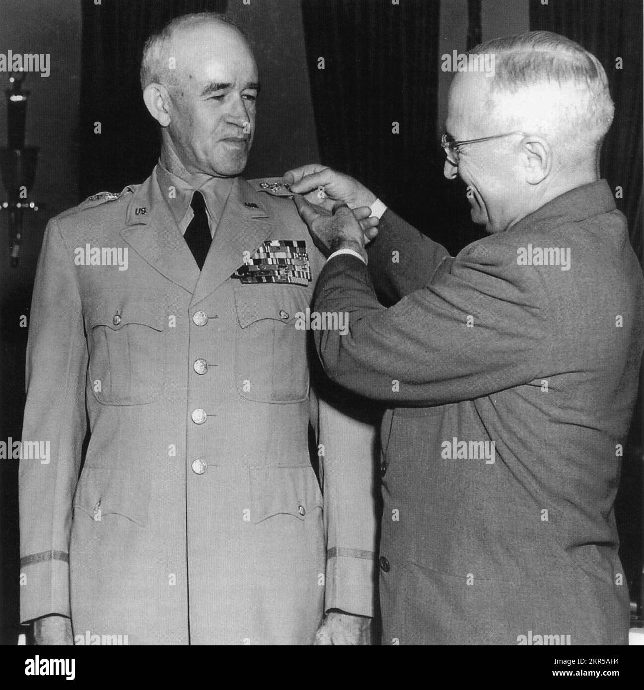 Harry S. Truman promotes Omar N. Bradley to General of the Army Stock Photo
