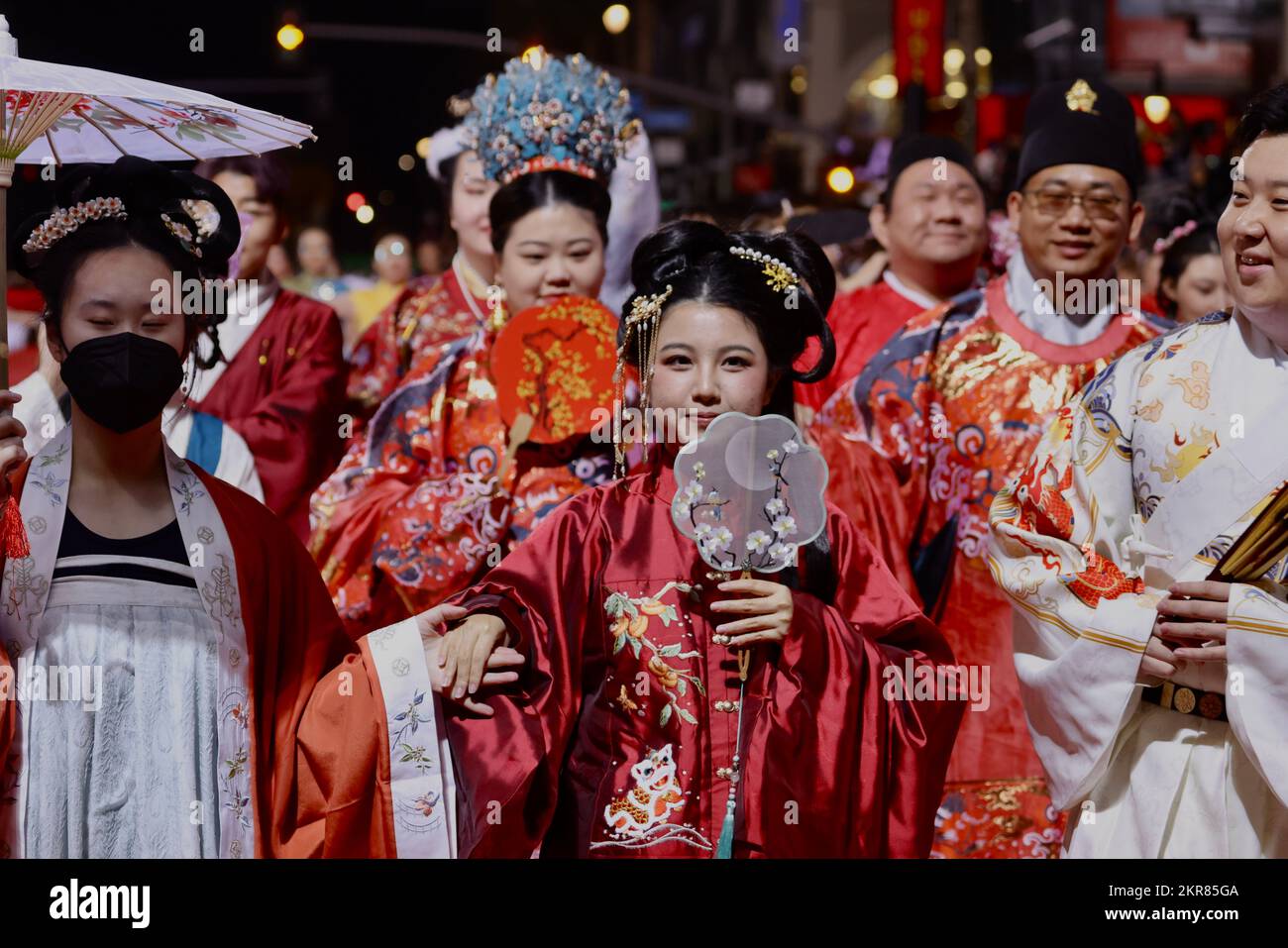  221129 los angeles nov 29 2022 xinhua performers in