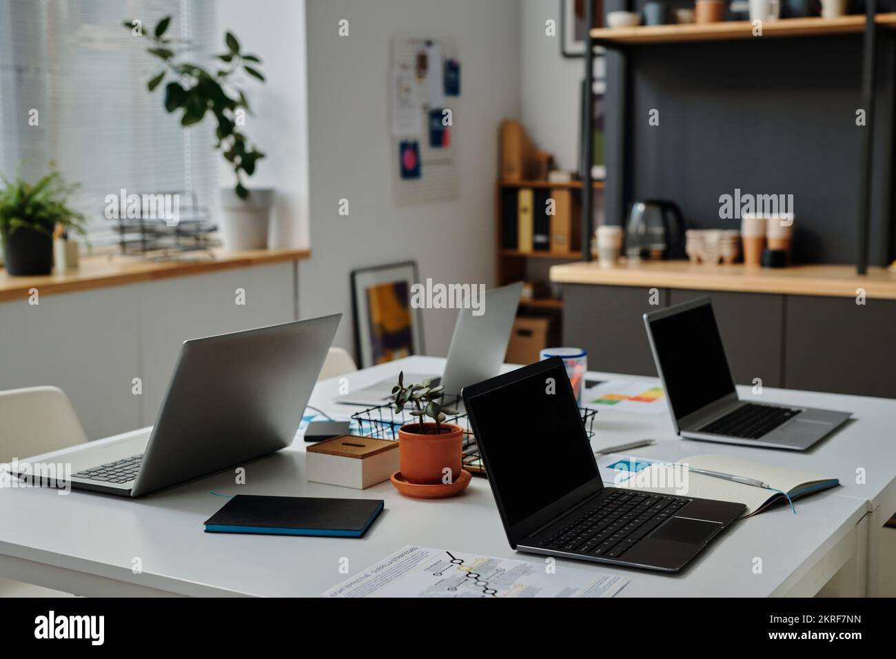 Modern workplace office design hi-res stock photography and images - Alamy