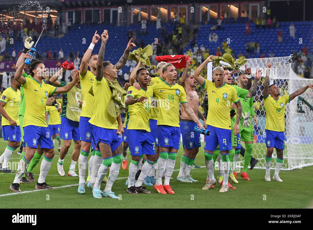 Doha, Qatar. 28th Nov, 2022. final jubilation, team photo, team, squad, team photo in front of the Brazilian fans, soccer fans, jubilation, joy, enthusiasm, action. Brazil (BRA) - Switzerland (SUI) 1-0 Group stage Group G on 28.11.2022, Stadium 974, Football World Cup 2022 in Qatar from 20.11. - 18.12.2022 ? Credit Credit: dpa picture alliance/Alamy Live News Stock Photo