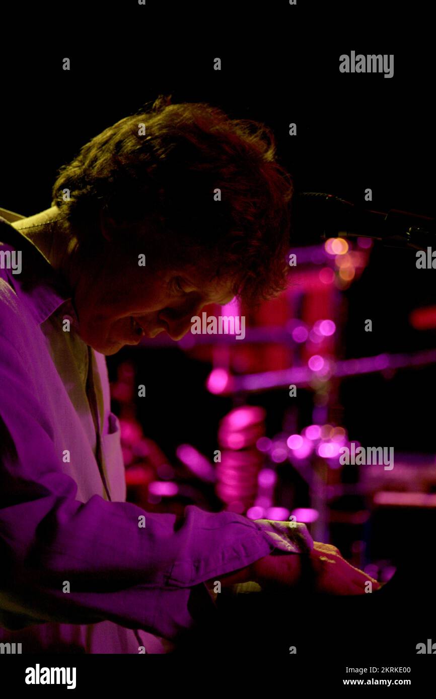 STEVE WINDWOOD, CONCERT, 2007: Rock legend STEVE WINWOOD playing a jazz and pop set live at The Point in Cardiff, Wales, UK on April 23 2007. Photograph: ROB WATKINS.  INFO: Steve Winwood is a renowned British musician and singer-songwriter who started as a teenager in the 60s and is known for his work with bands like Spencer Davis Group, Traffic and Blind Faith. Celebrated for his soulful voice and multi-instrumental talent, he achieved solo success with hits like 'Higher Love' and 'Valerie.' Stock Photo