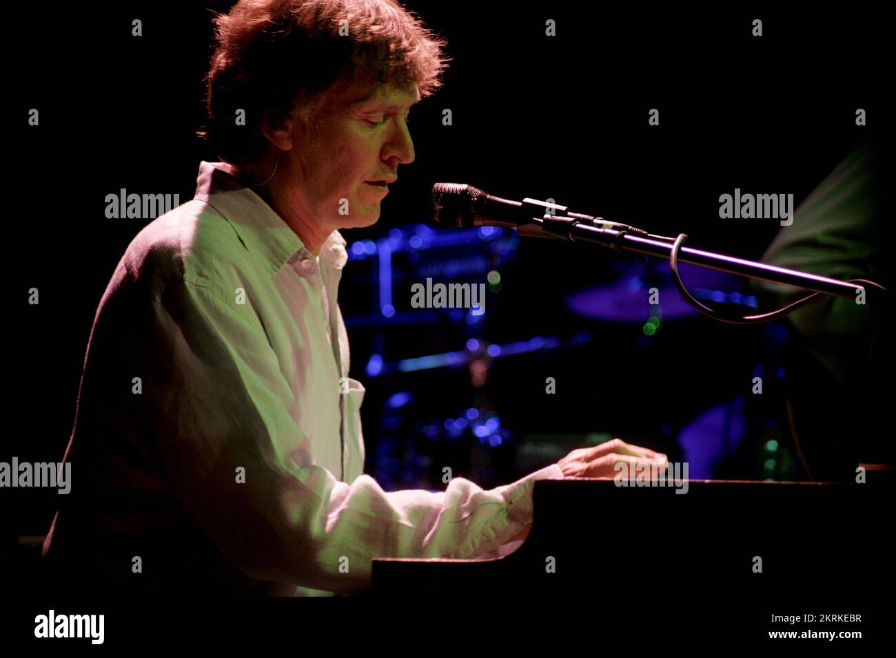 STEVE WINDWOOD, CONCERT, 2007: Rock legend STEVE WINWOOD playing a jazz and pop set live at The Point in Cardiff, Wales, UK on April 23 2007. Photograph: ROB WATKINS.  INFO: Steve Winwood is a renowned British musician and singer-songwriter who started as a teenager in the 60s and is known for his work with bands like Spencer Davis Group, Traffic and Blind Faith. Celebrated for his soulful voice and multi-instrumental talent, he achieved solo success with hits like 'Higher Love' and 'Valerie.' Stock Photo