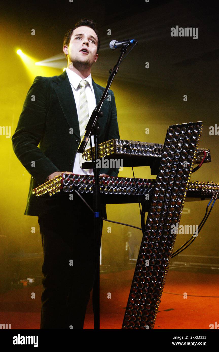 THE KILLERS, YOUNG, BRANDON FLOWERS, HOT FUSS TOUR, 2005: A young Brandon Flowers, singer and keyboardist of The Killers, on the NME Tour withn the single Mr. Brightside at Cardiff University, February 6 2005. Photograph: ROB WATKINS.  The Killers are an American rock band formed in Las Vegas in 2001. Known for their energetic sound and hits like 'Mr. Brightside,' they gained fame with their debut album 'Hot Fuss' and have remained influential in indie and alternative rock. Stock Photo