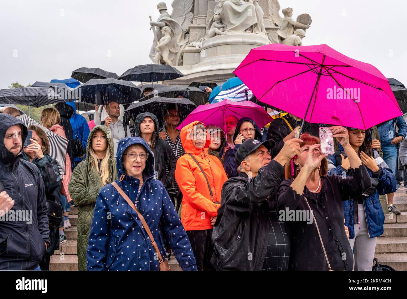 British People Gather Outside Buckingham Palace To Pay Their Respects After The Death Of Queen Elizabeth II,  London, UK. Stock Photo