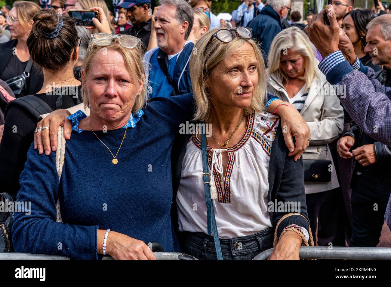 British People Gather Outside Buckingham Palace To Pay Their Respects After The Death Of Queen Elizabeth II,  London, UK. Stock Photo