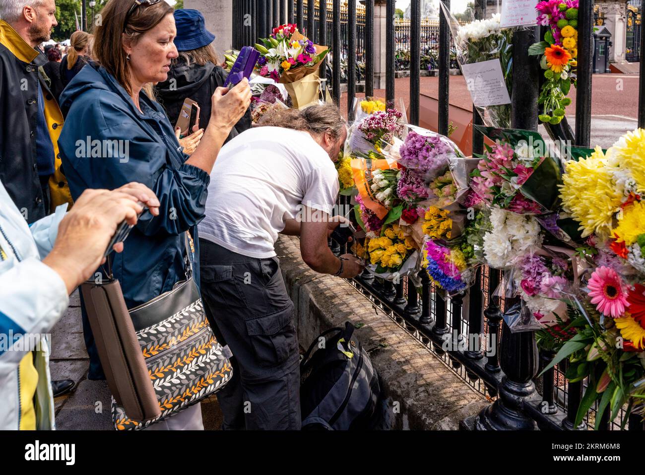 British People Gather Outside Buckingham Palace To Lay Flowers and Pay Their Respects After The Death Of Queen Elizabeth II,  London, UK. Stock Photo