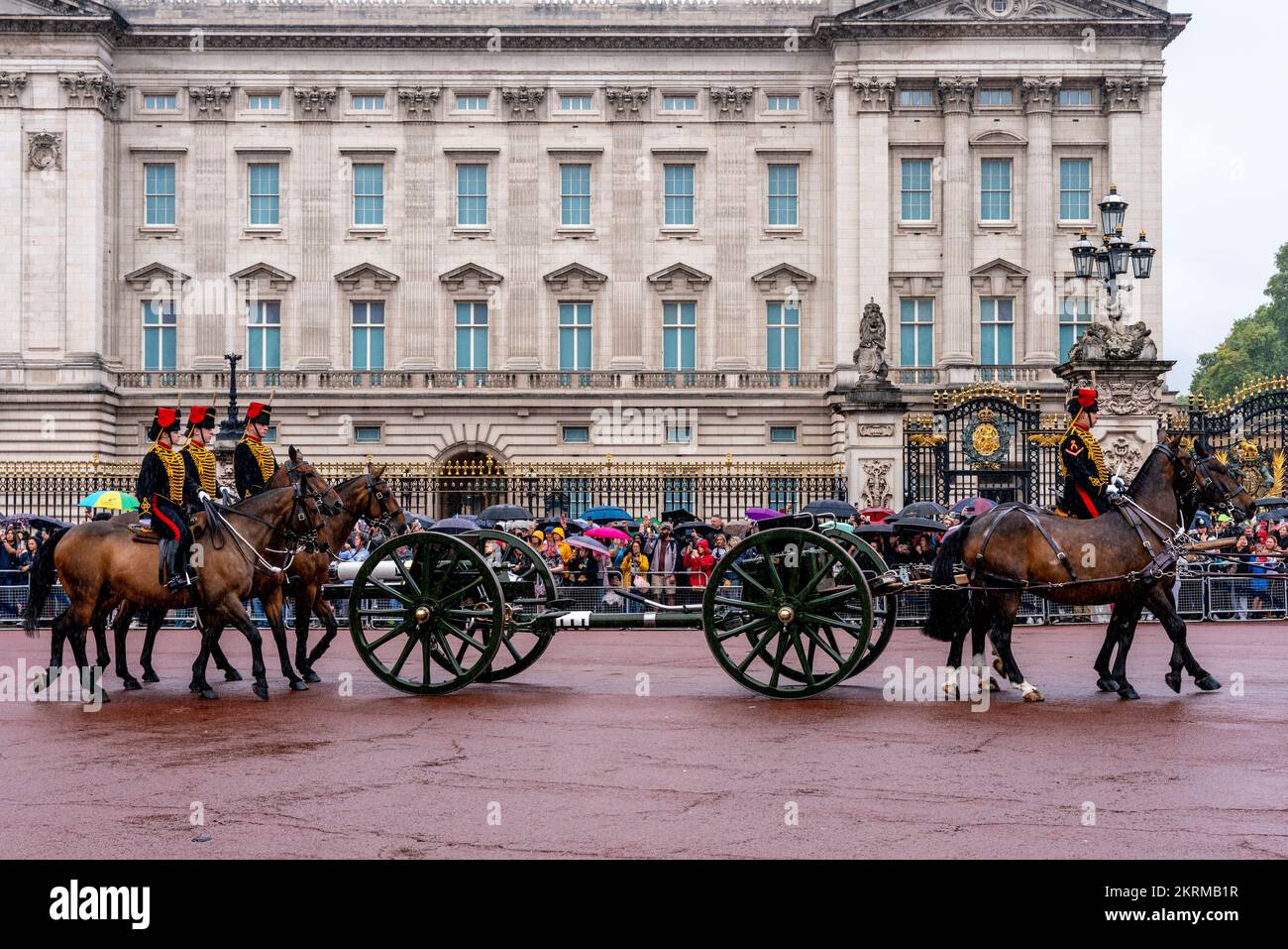 The King's Troop Royal Horse Artillery Pass Buckingham Palace On Their Way To Hyde Park After The Death Of Queen Elizabeth II, London, UK. Stock Photo