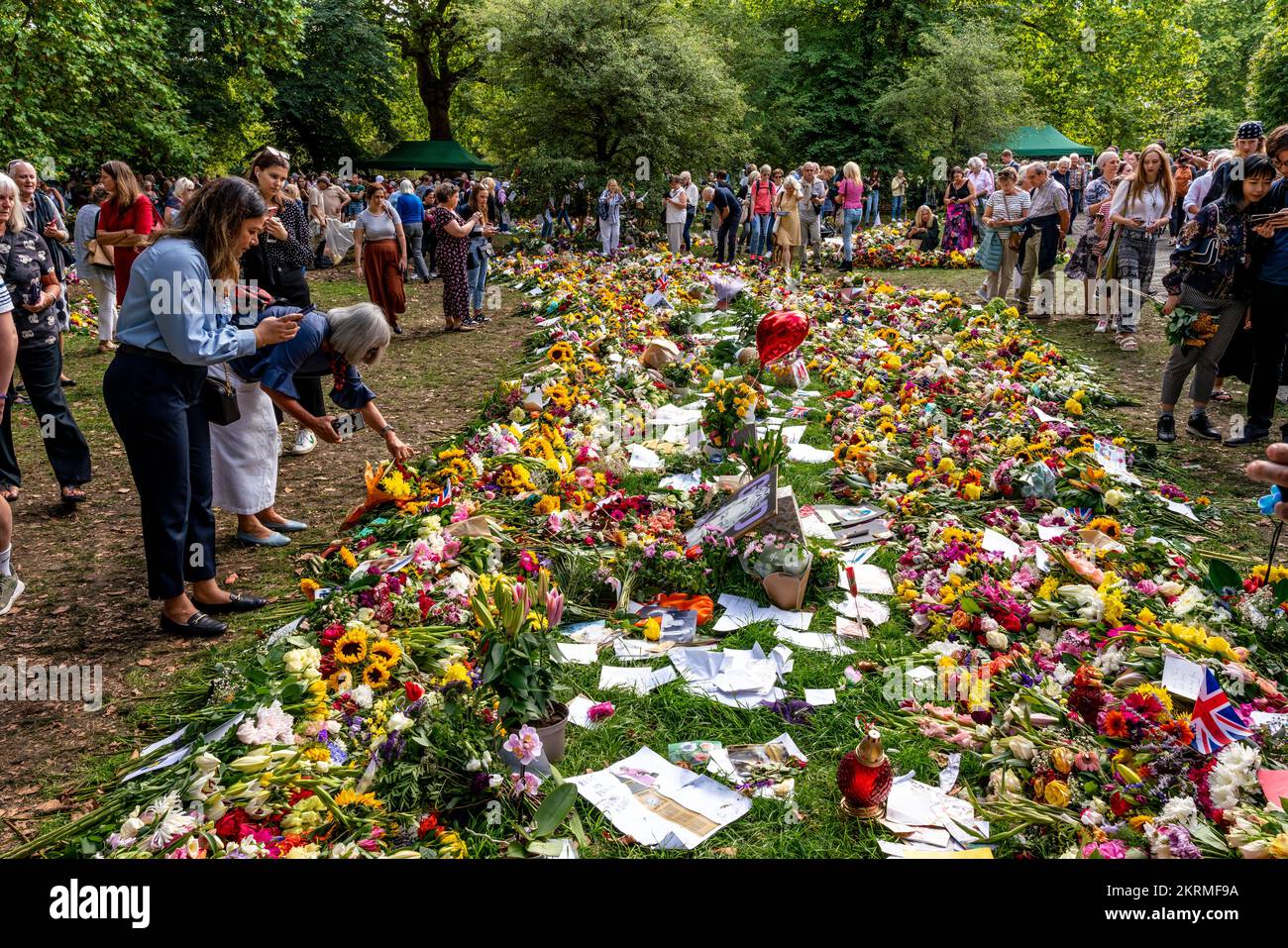 British People Looking At The Floral Tributes For Queen Elizabeth II In The Floral Tribute Garden In Green Park, London, UK. Stock Photo