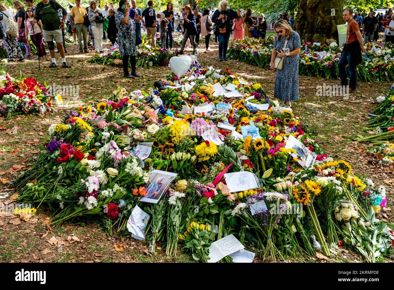 British People Looking At The Floral Tributes For Queen Elizabeth II In The Floral Tribute Garden In Green Park, London, UK. Stock Photo