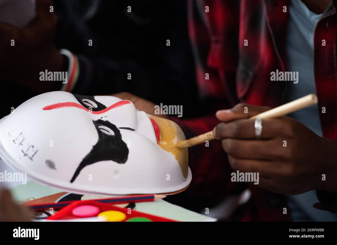 Nairobi. 28th Nov, 2022. A Kenyan tries to draw an opera mask during a