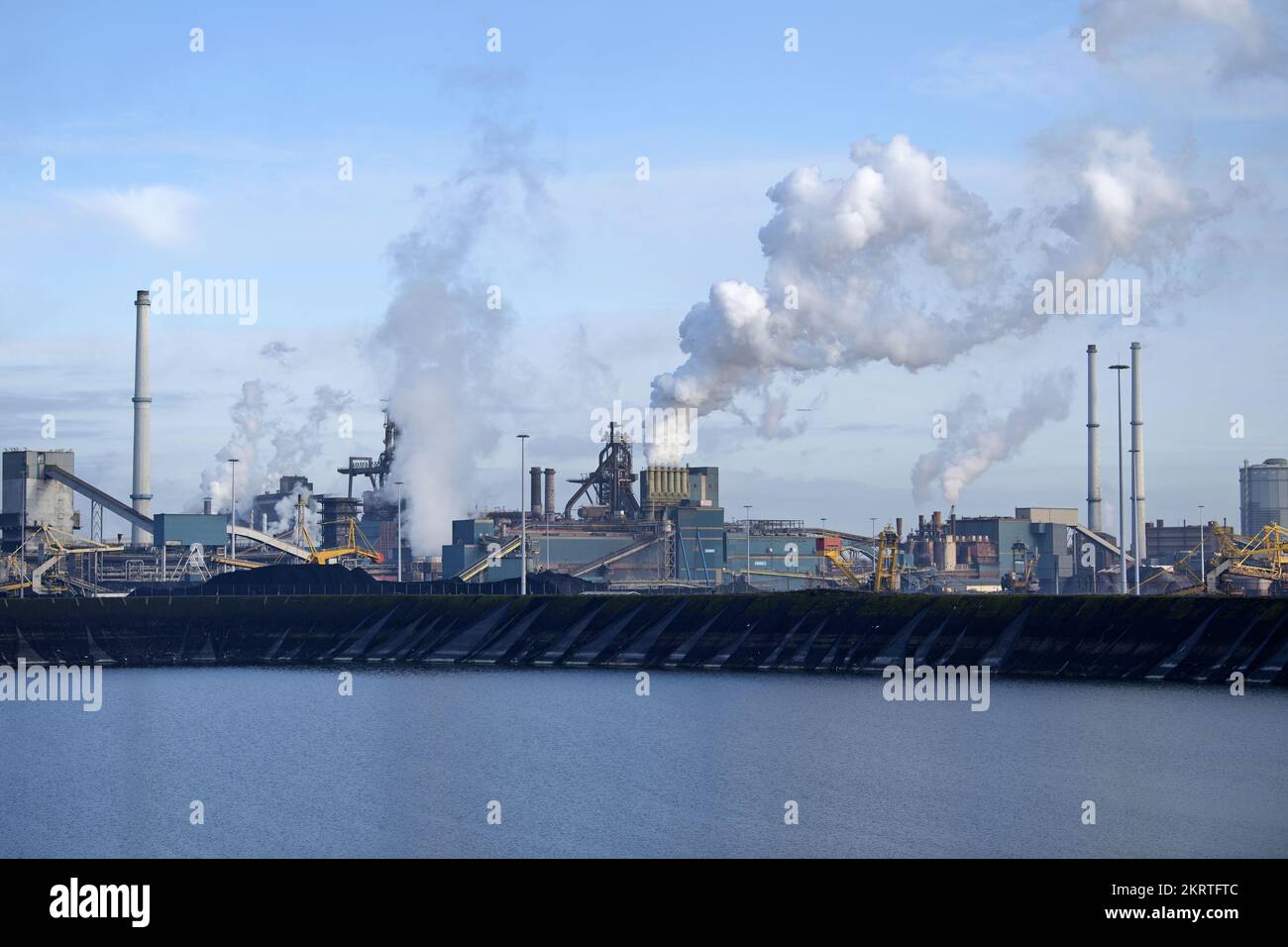 IJMUIDEN - A drone photo of the Tata Steel IJmuiden steel factory. ANP  JEFFREY GROENEWEG netherlands out - belgium out Stock Photo - Alamy