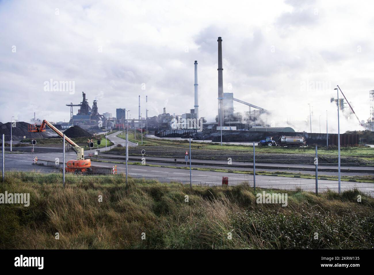IJMUIDEN - A drone photo of the Tata Steel IJmuiden steel factory. ANP  JEFFREY GROENEWEG netherlands out - belgium out Stock Photo - Alamy