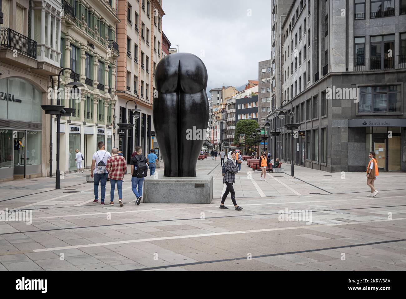 OVIEDO, SPAIN-AUGUST 10, 2021: Culis monumentalibus sculpture (Sculptor:  Eduardo Urculo) Stock Photo