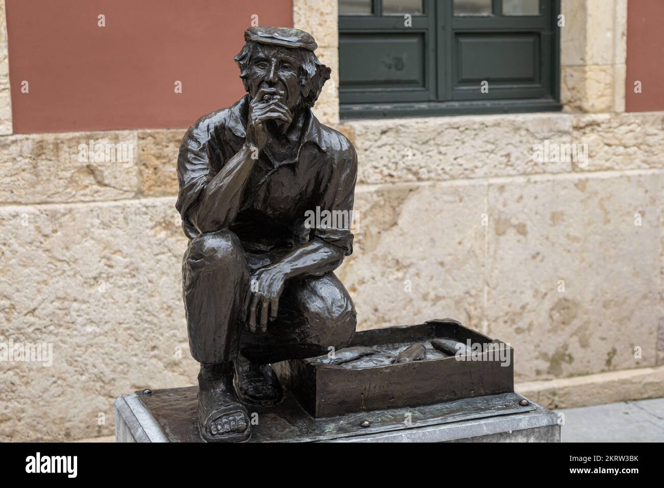 OVIEDO, SPAIN-AUGUST 10, 2021: El Vendedor de Pescado sculpture (Sculptor:  Jose Antonio García Prieto 'Llonguera') Stock Photo