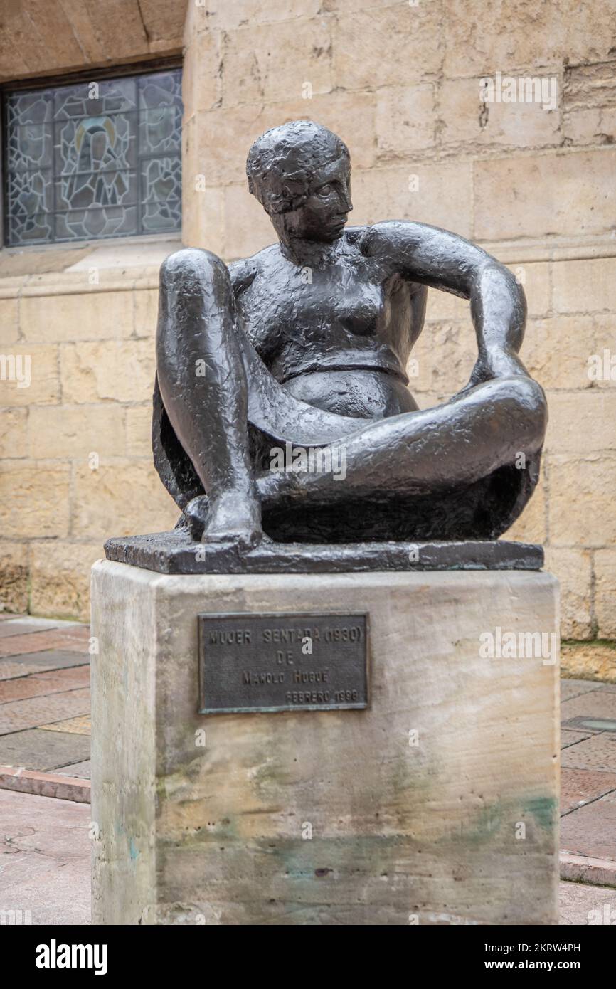 OVIEDO, SPAIN-AUGUST 10, 2021: Mujer sentada sculpture (Sculptor:  Manuel Martinez Hugue) Stock Photo