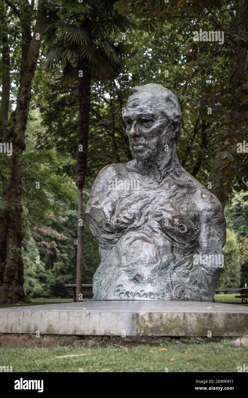 OVIEDO, SPAIN-AUGUST 10, 2021: Sabino Fernandez Campo statue (Sculptor: Victor Ochoa) Stock Photo